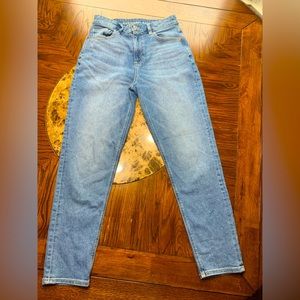 Size 2 American Eagle High Waisted Stretch Mom Jeans